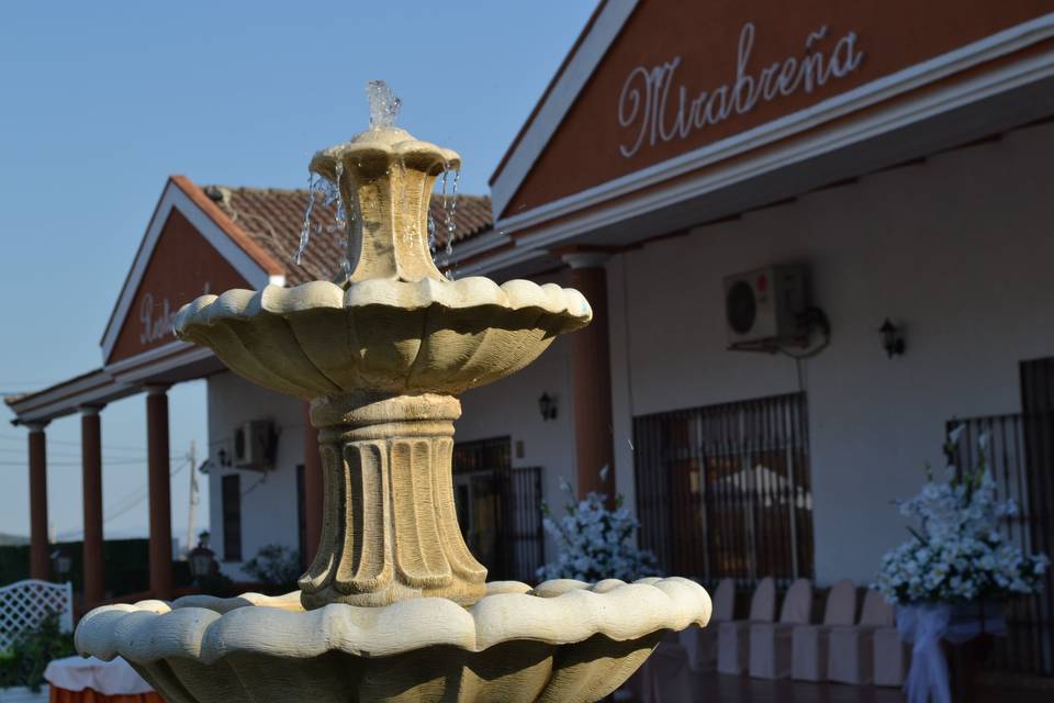 Mesas de la terraza adornadas para boda