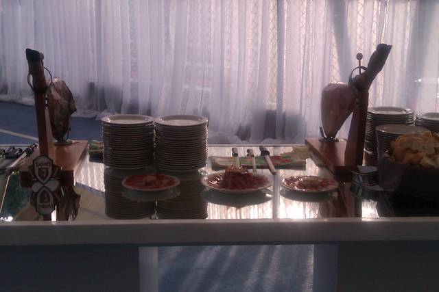 La mesa preparada para el cortte