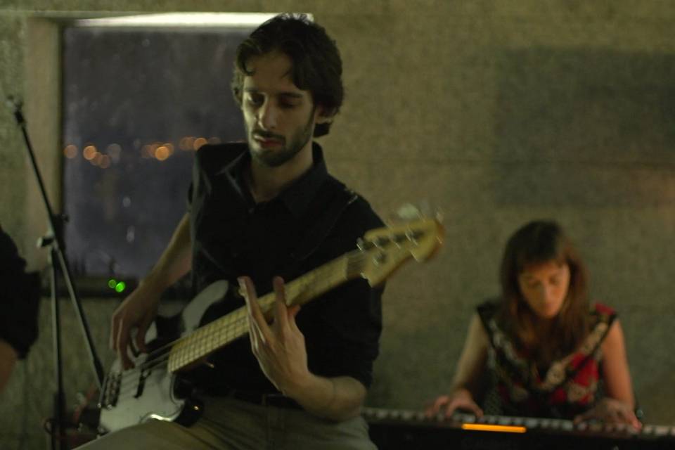 Guitarrista y pianista tocando en directo