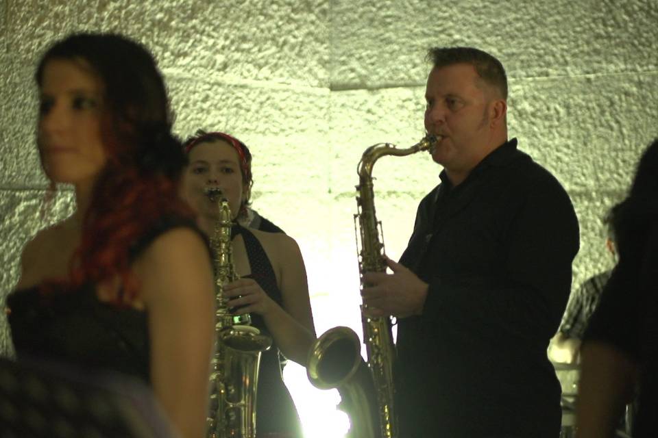 Instrumentistas de la banda tocando