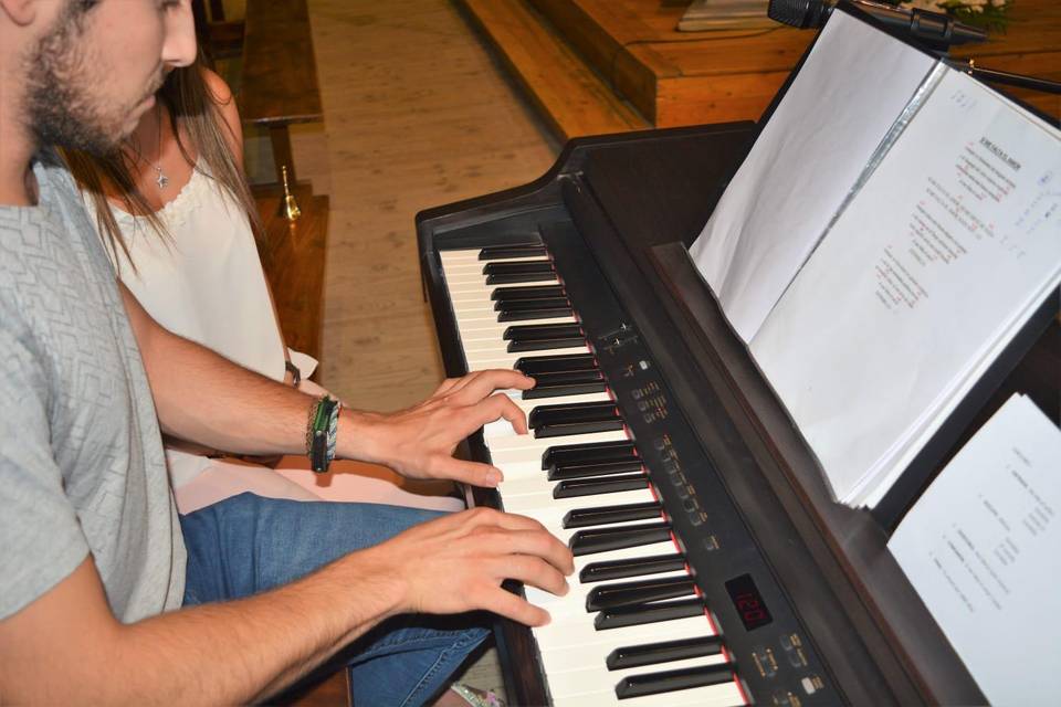 Jairo tocando el piano