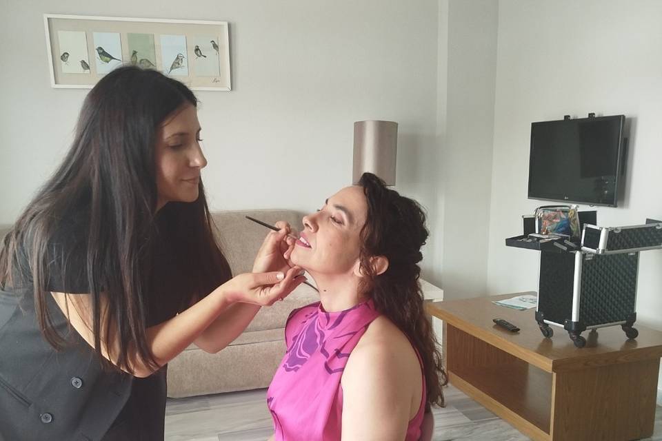 Maquillaje y peinado