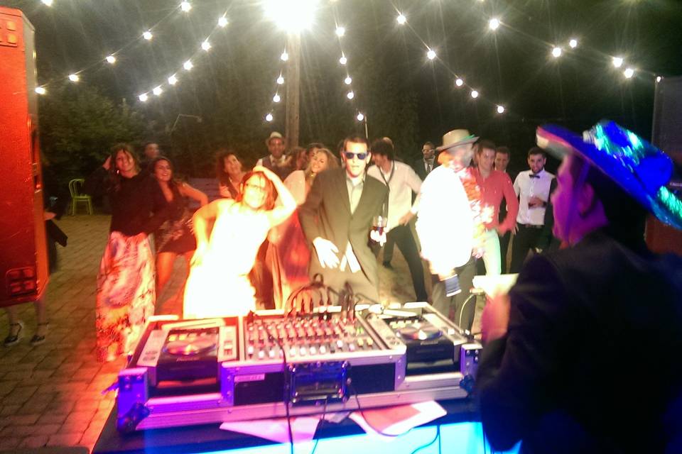 Invitado animando la fiesta