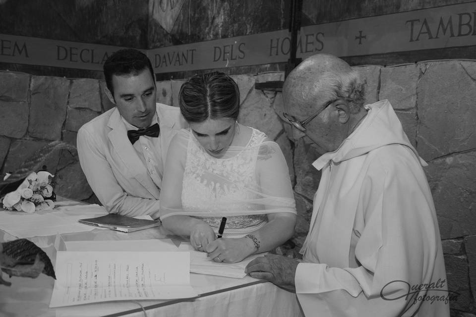 La pareja firmando en la Iglesia