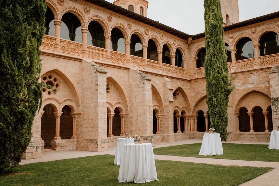 Cóctel en el claustro