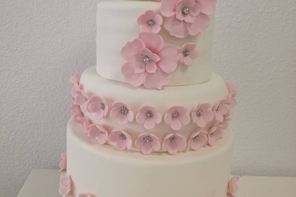 Tarta blanca con flores rosas