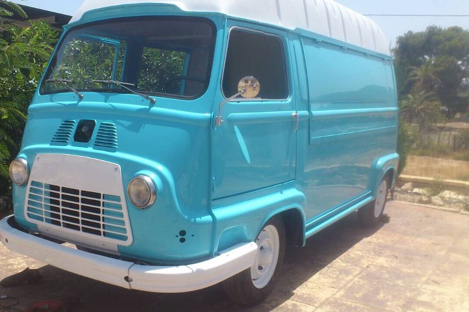 Caravana Renault azul