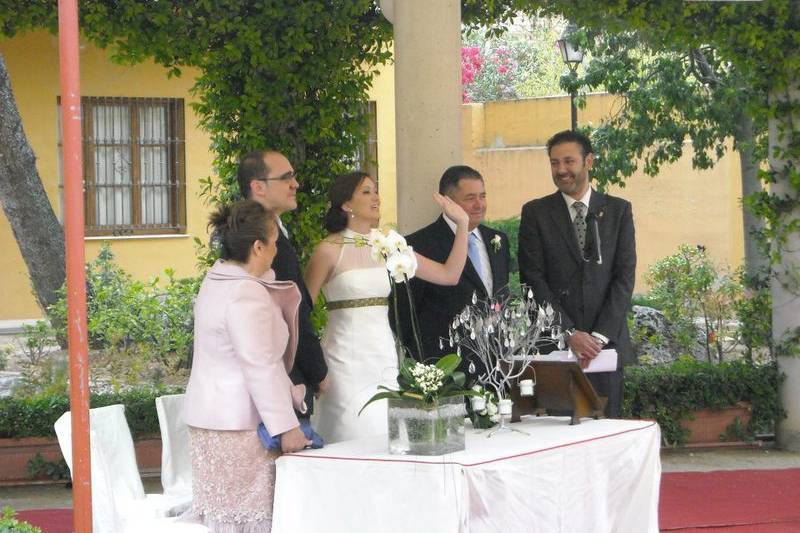 Los novios junto a familiares