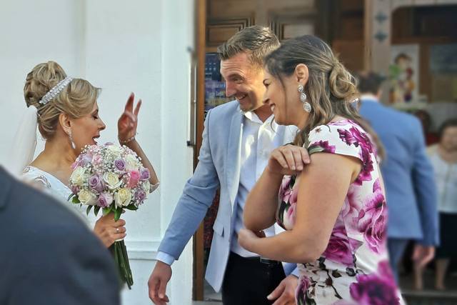 Felicitando a la recién casada
