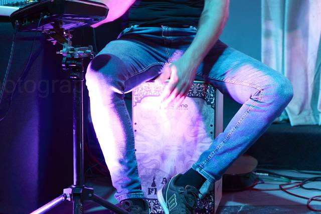 Carlos, cajón y guitarra