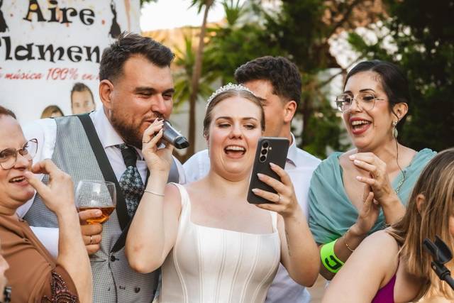 Los novios cantan con nosotros