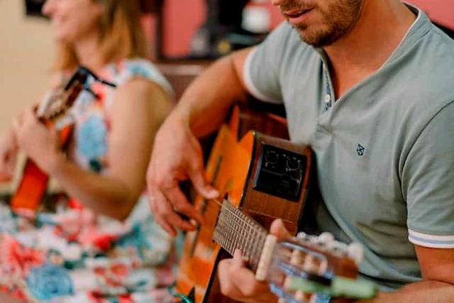 Carlos tocando la guitarra
