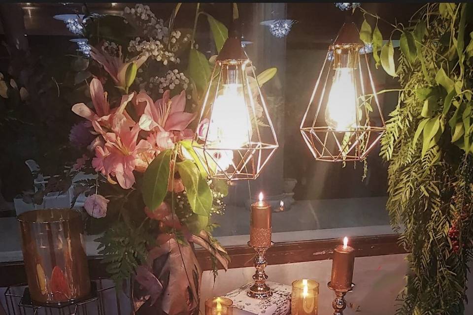 Mesa dulce con flores y luces