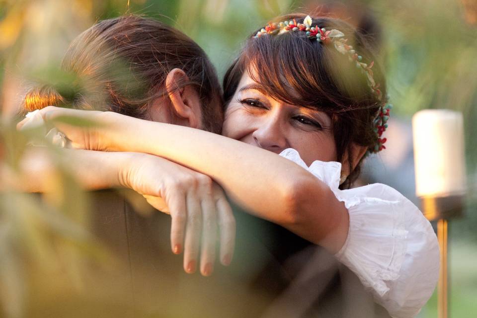 Abrazo de recién casados