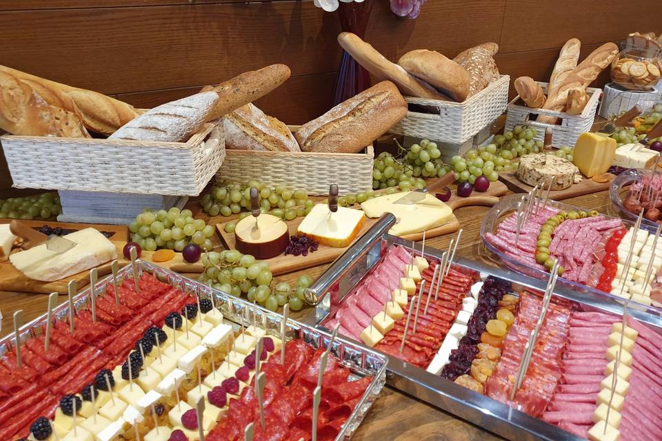 Mesa de charcutería y quesos