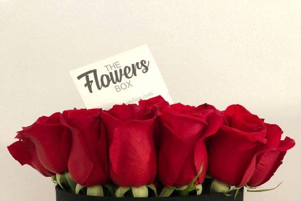 Rosas rojas con caja negra