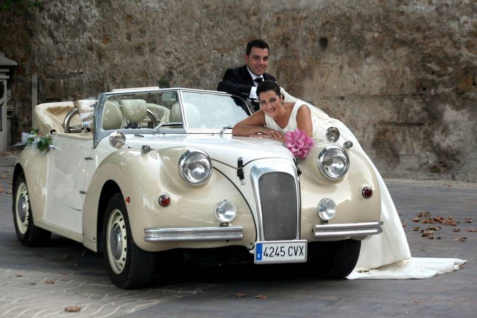 Los novios junto a su coche