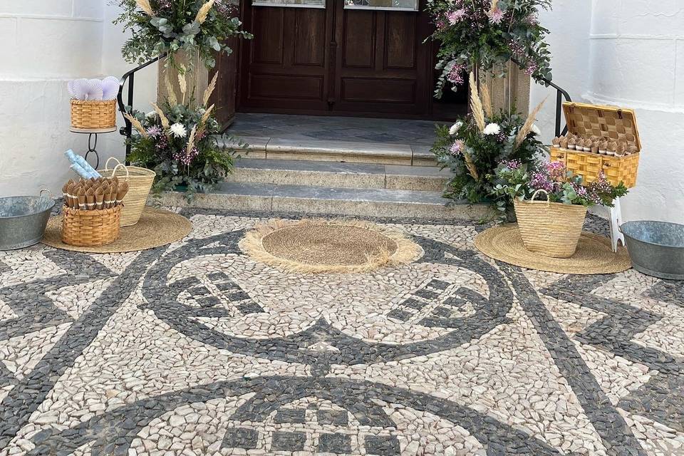 Puerta de la iglesia, arreglo floral