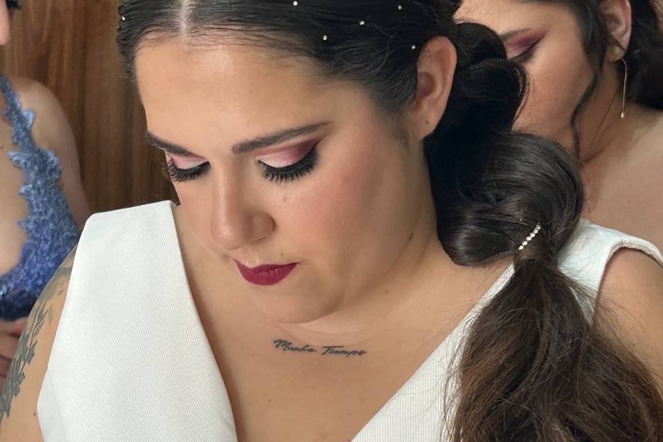 Eli peinado y maquillaje