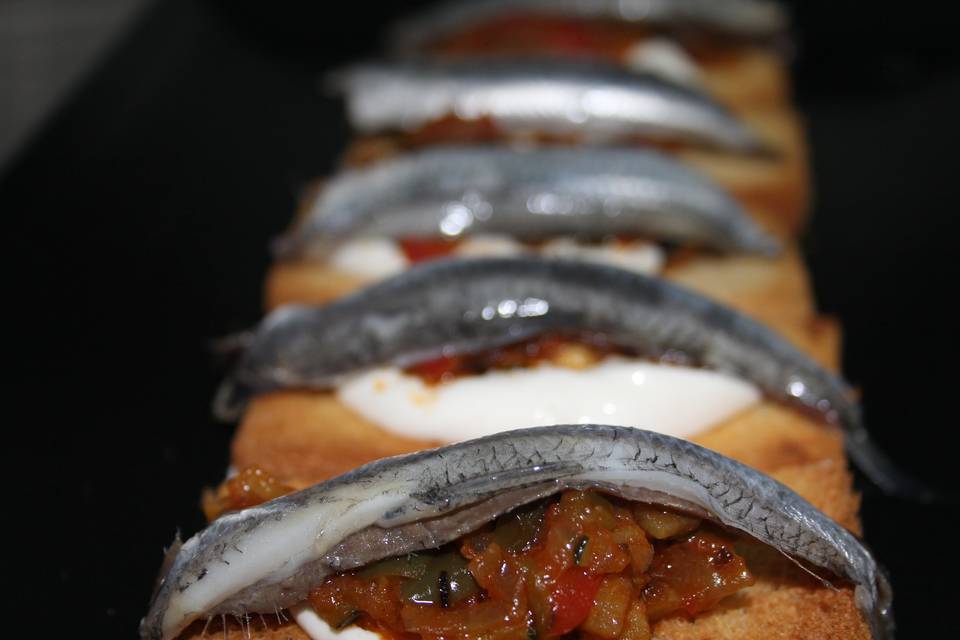 Tosta de anchoas y boquerón