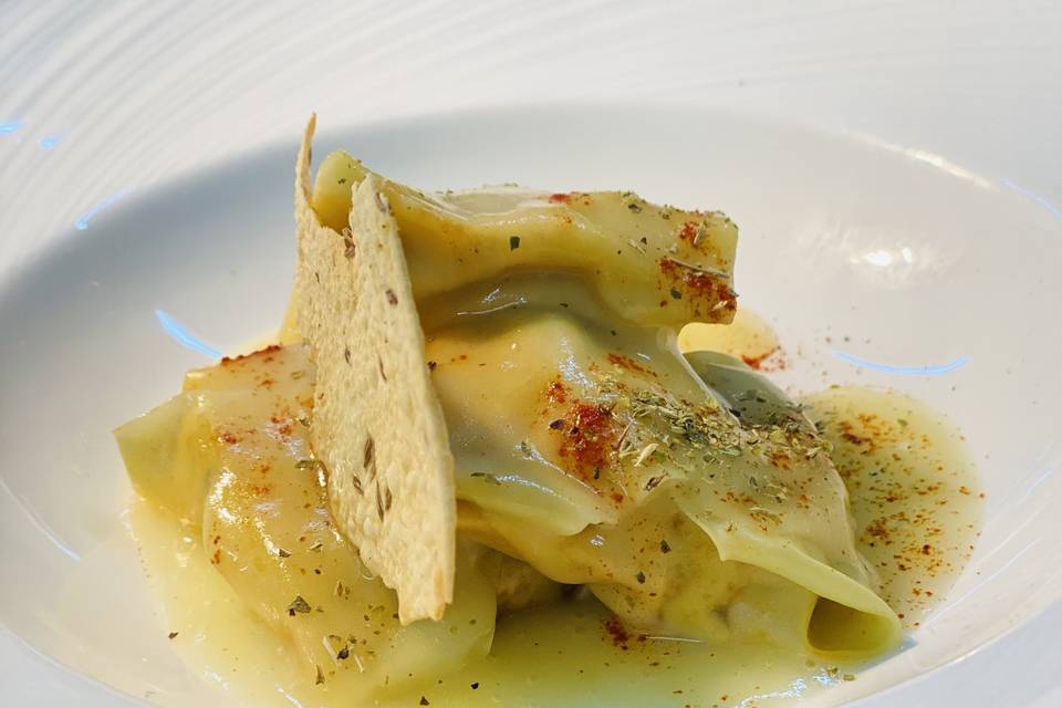 Raviolis de atún encebollado