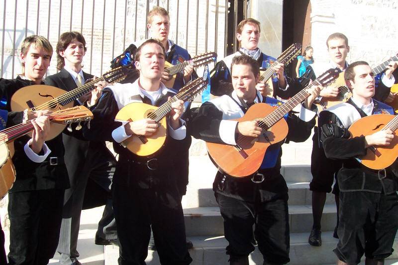 Cantando a la salida de la Ceremonia