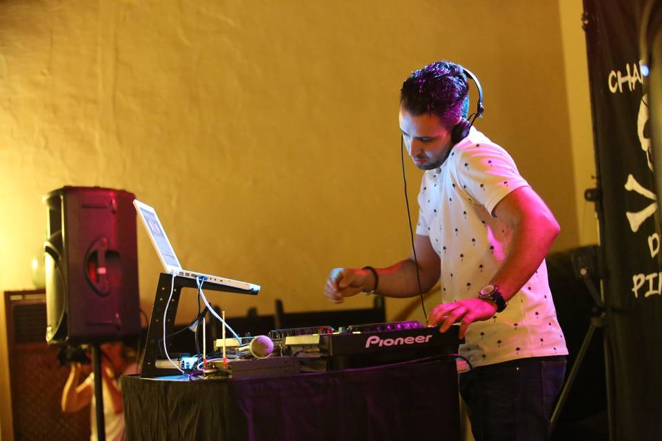 El DJ trabajando