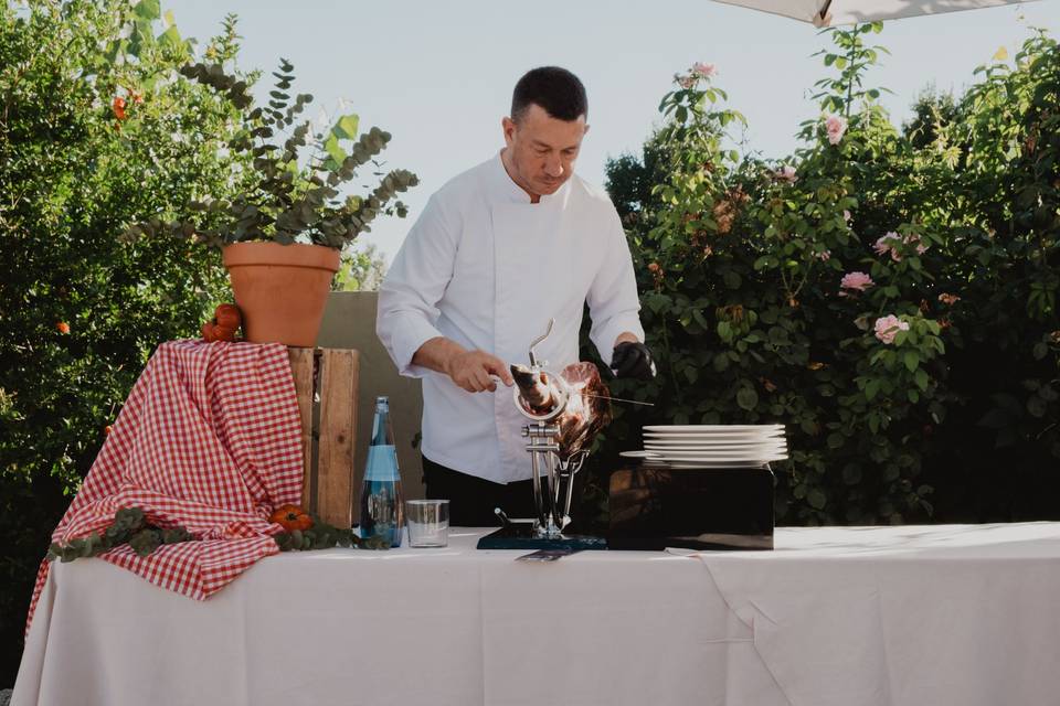 cortador_jamon_empleado_catering_exterior