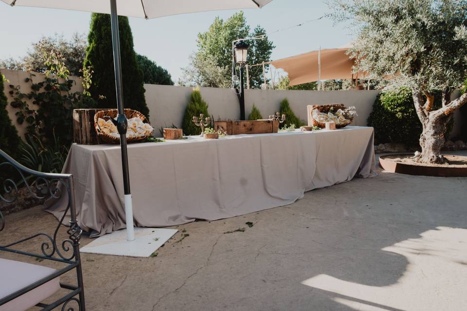 mesa_buffet_vajilla_pan_cestas