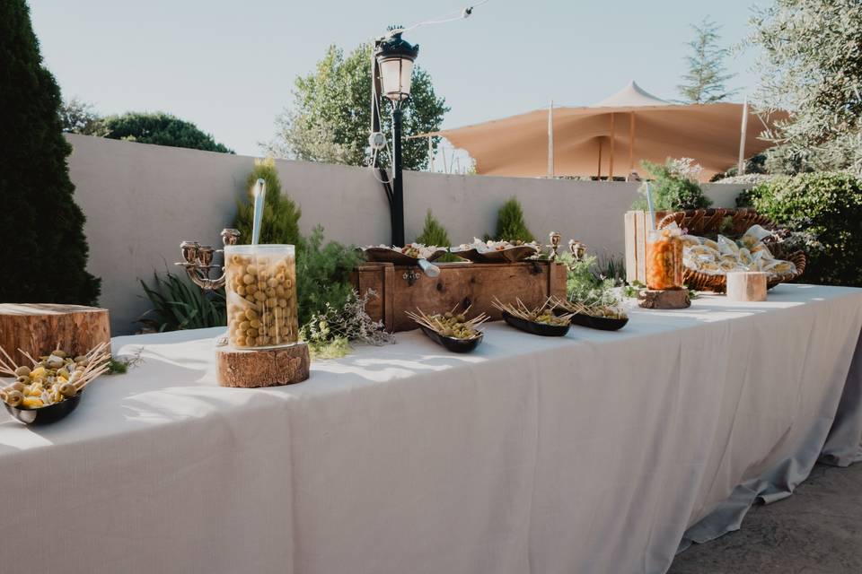 mesa_catering_aperitivos_aceitunas_vidrio