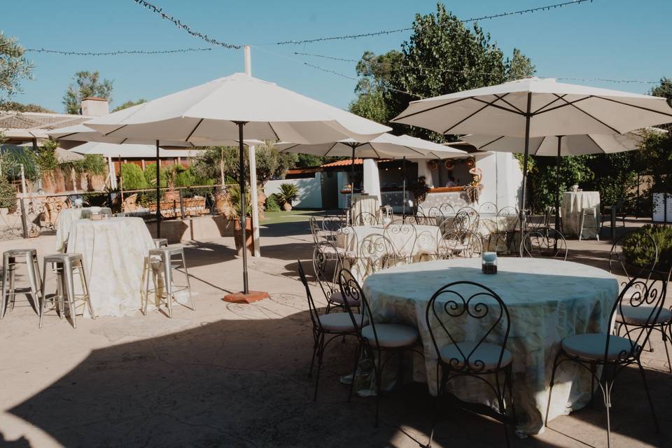 mesas_exterior_sombrillas_catering