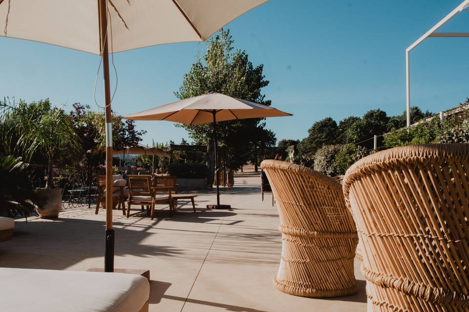 sillas_mimbre_parasol_exterior