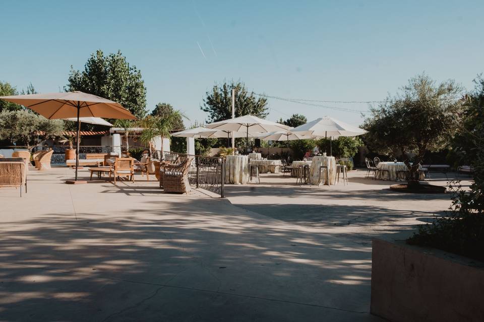 zona_exterior_mesas_altas_sombrillas