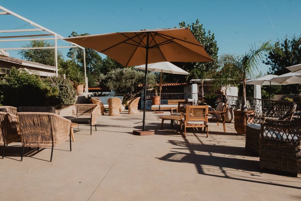 zona_relax_muebles_mimbre_sombrillas
