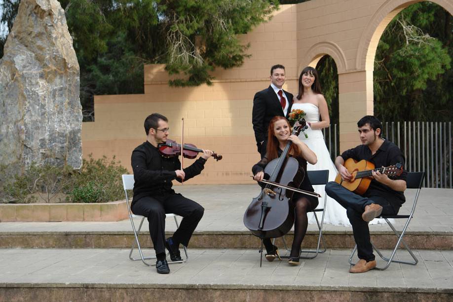 Tocando para los novios