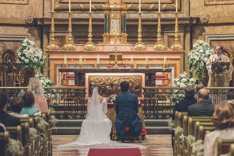 Los novios en el altar