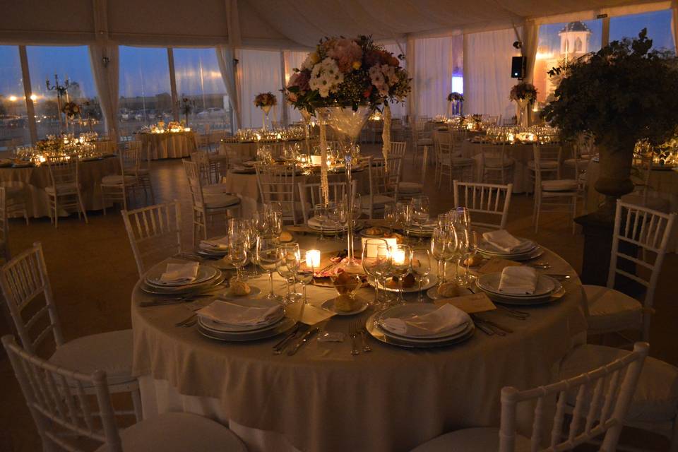 Montaje mesas boda de noche