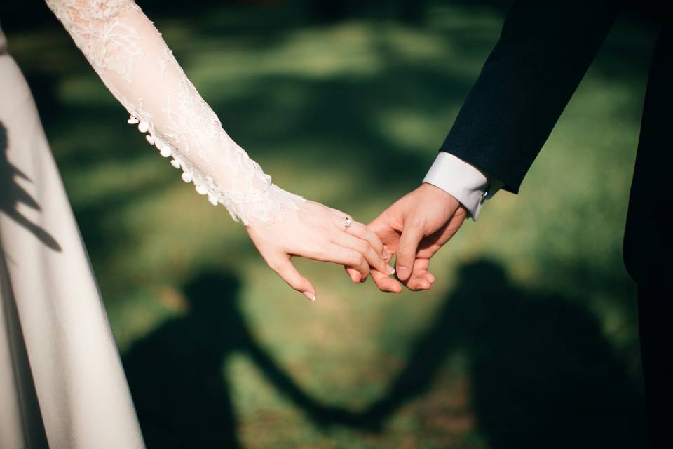 Novios de la mano
