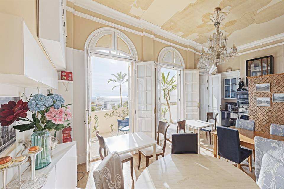 Salón con vista al mar