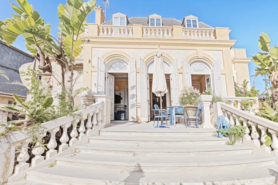 Entrada con vistas al mar