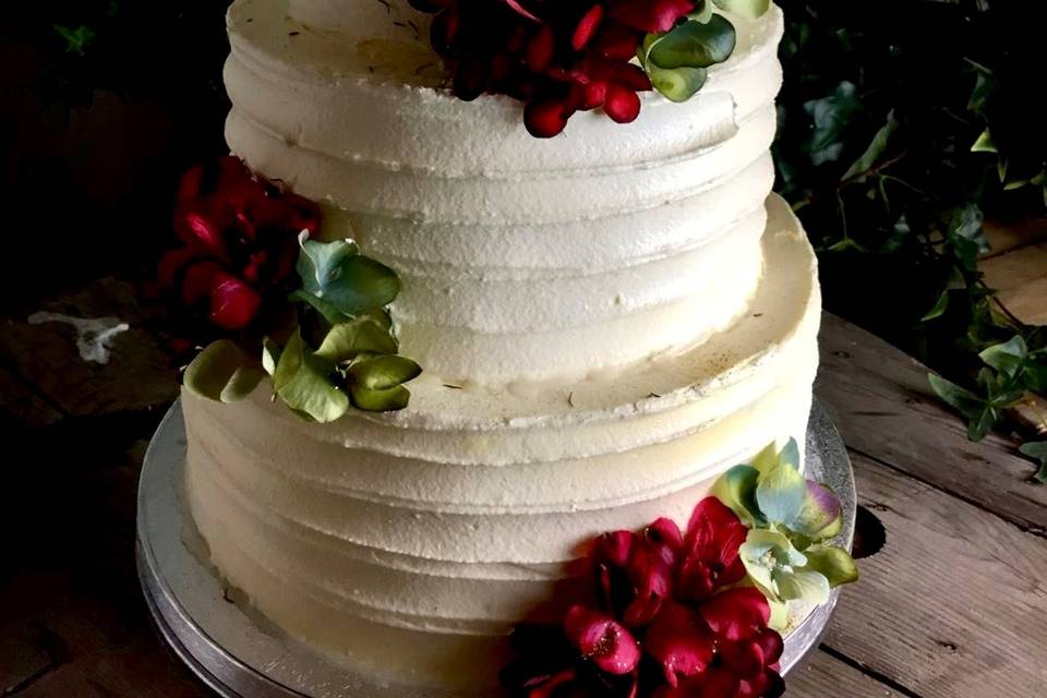 Tarta con hortensias rojas