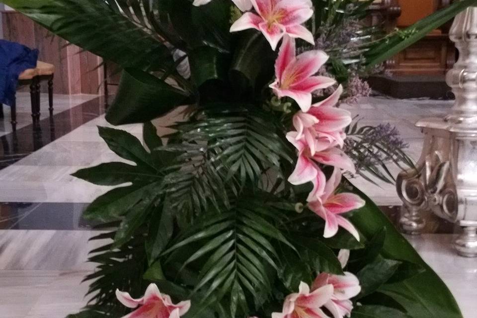 Decoración floral en iglesia