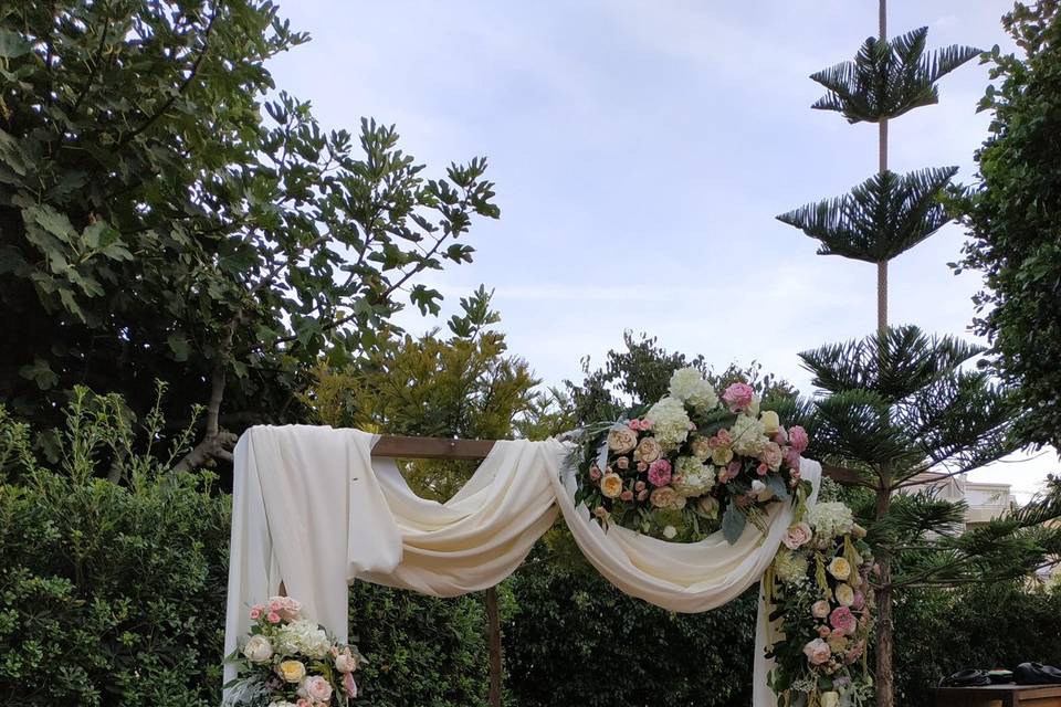 Arco de telas y flor en La Campaneta