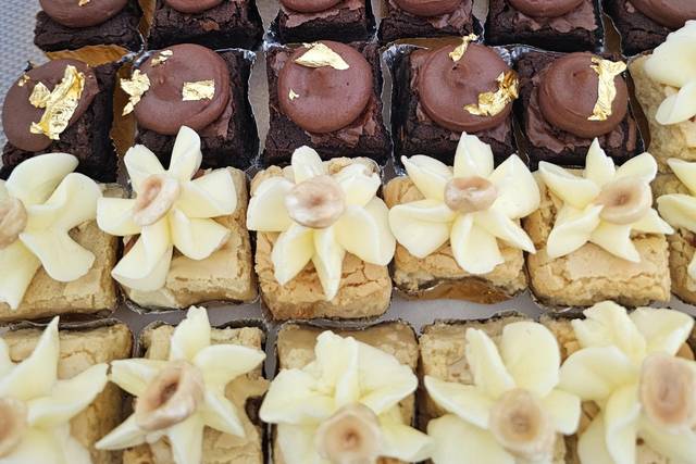 Mini brownies con toppings