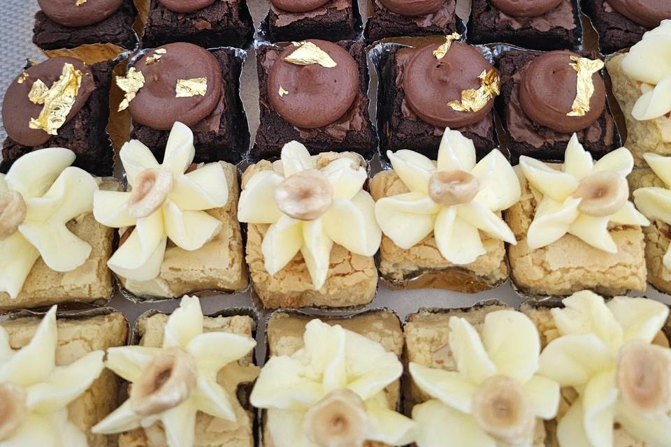 Mini brownies con toppings