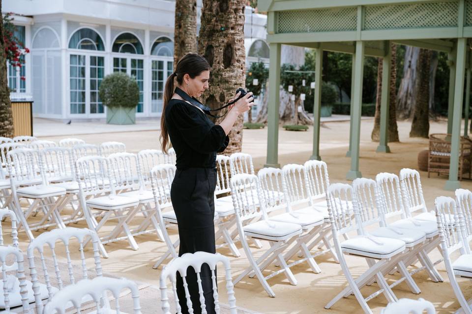 fotografa_preparando_camara_boda