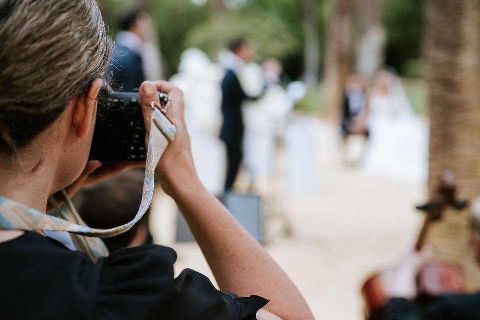 fotografo_camara_boda_fondo_desenfocado