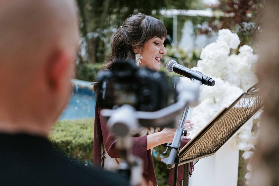 mujer_discurso_microfono_boda