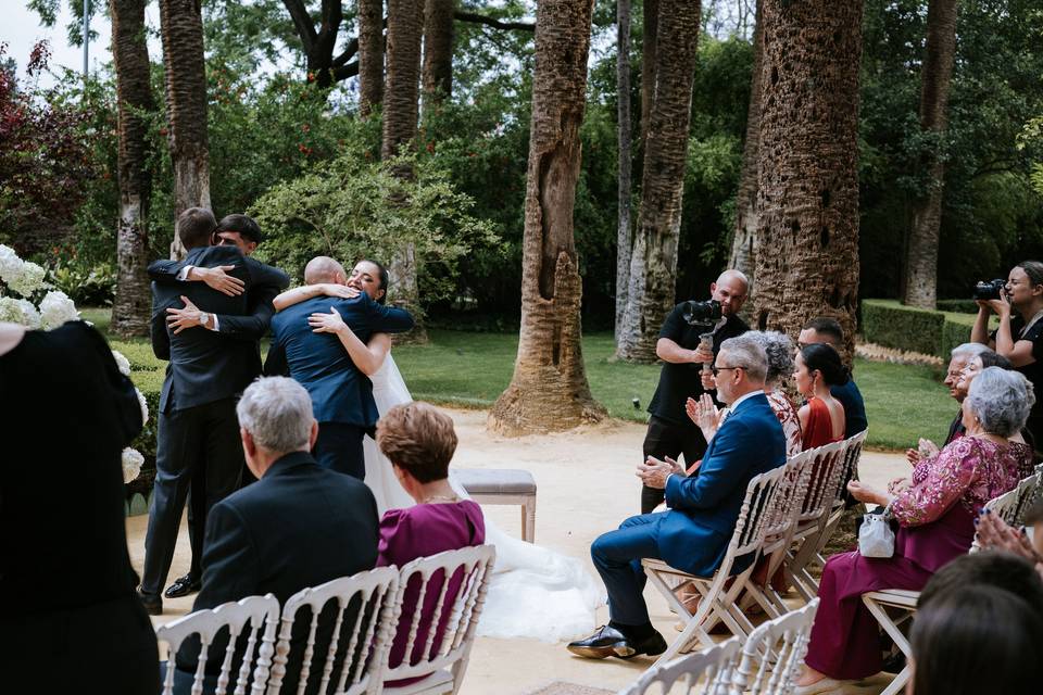 novia_abrazando_invitado_boda