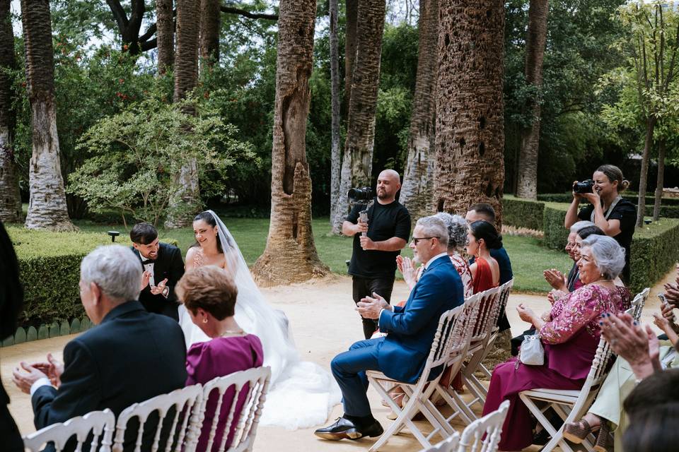novios_riendo_con_invitados